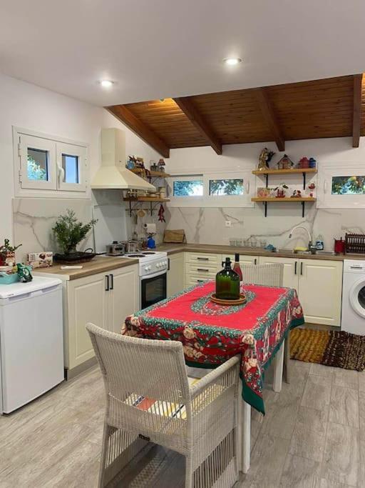 A Modern Farmhouse With Big Garden Trápeza Dış mekan fotoğraf